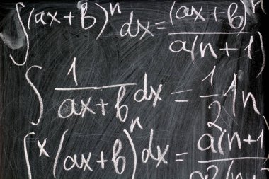 Tebeşir okul arka plan üzerinde yazılı matematik formülleri
