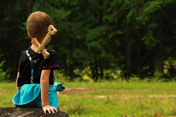 Warrior jongetje, achteraanzicht — Stockfoto