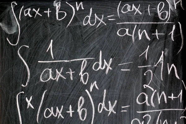 Wiskundige formules geschreven met krijt op school achtergrond — Stockfoto