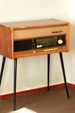 Eski vintage Sovyetler Vef radyo pikap