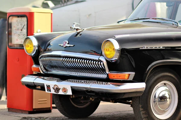 Kiev, Oekraïne, 30 April 2017 - Vintage Sovjet-auto Volga in de buurt van het oude gas station — Stockfoto