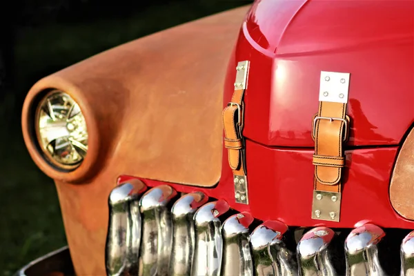 Stary vintage brązowy czerwony samochód — Zdjęcie stockowe