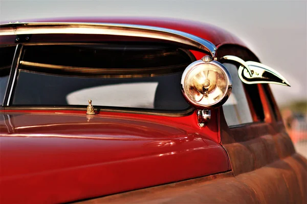 Старий старовинний коричневий червоний автомобіль — стокове фото