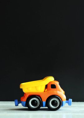 renkli plastik oyuncak kamyon 