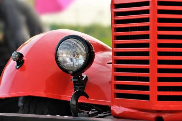 Close-up van een rode vintage auto — Stockfoto