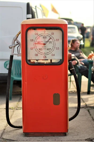 Vintage soviet red gas station at the Old Car Land Festival — Stock Photo, Image