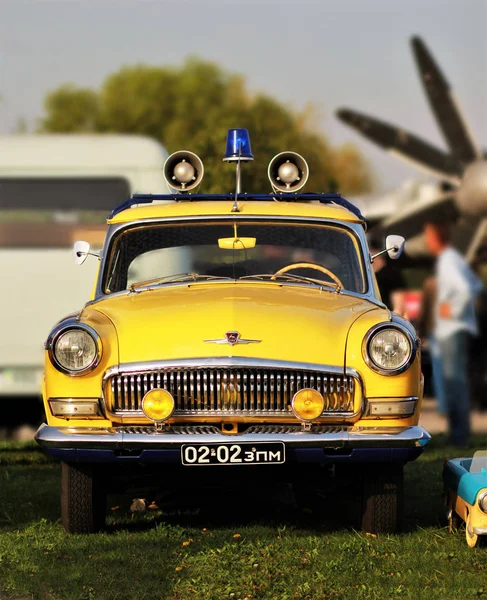 Voiture de police jaune soviétique vintage GAZ avec lumière clignotante au Old Car Land Festival — Photo