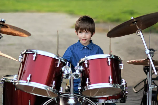 Niño aprendiendo a tambor —  Fotos de Stock