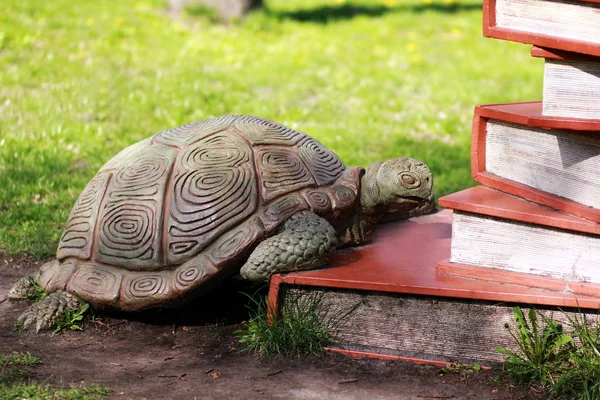 Escultura de uma tartaruga rolando em pilha de livros — Fotografia de Stock