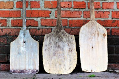 Üç eski vintage maça duvara yaslanmış