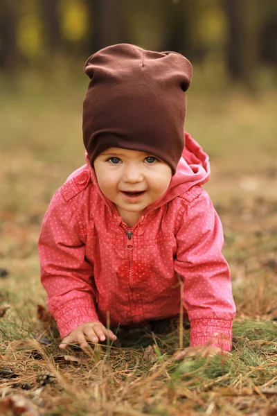 Portret van een leuk één-jarige meisje in het park — Stockfoto