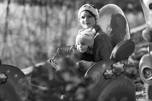 Mãe e filha montando um trem carrossel — Fotografia de Stock