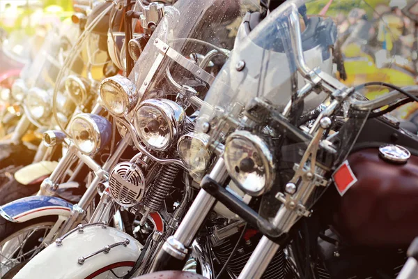 Reihe historischer Motorräder, Sonnenuntergang — Stockfoto