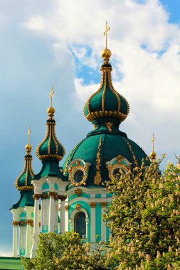 Yeşil kilise kubbe ve bir kestane ağacı