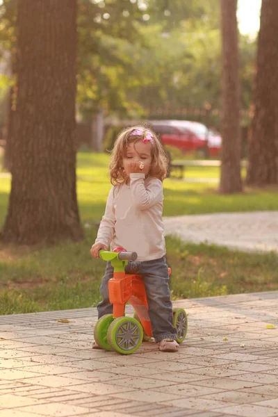 Niña disfrutando del maíz pop de larga espera —  Fotos de Stock