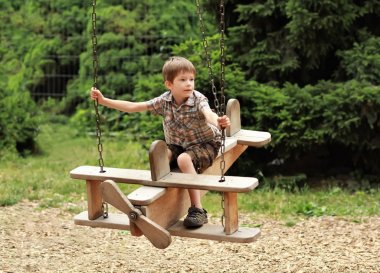 Beş yıllık ahşap uçağa ihtiyar uçan parkta salıncak