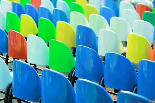 Rader av färgglada plast stolar — Stockfoto