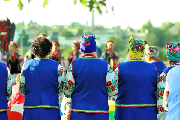 Ženy nosí ukrajinských oblečení slaví pohanského svátku Ivana Kupala, pohled zezadu — Stock fotografie