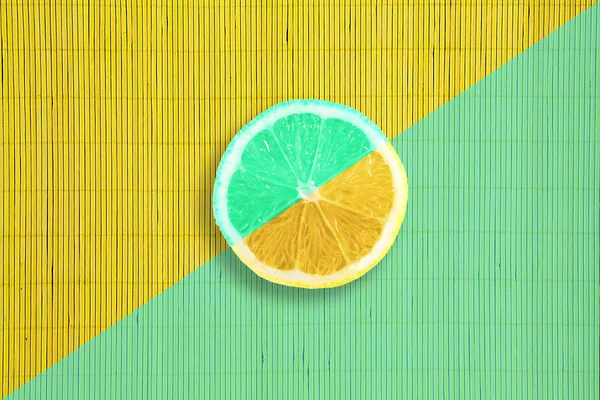 Munt en gele kleuren citrus citroen slice op de munt en gele bamboe textuur — Stockfoto