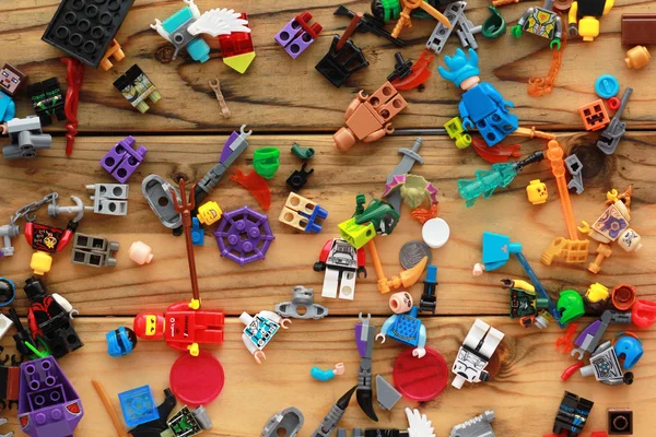 Düz Lego oyuncak ahşap masa dağınık yatıyordu
