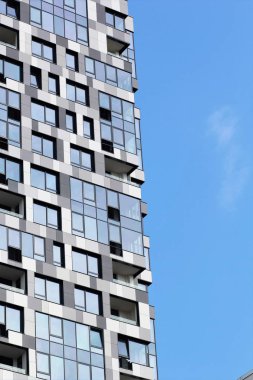 Modern bir çok öykülü binada parçası. Modern teknoloji mimarisi