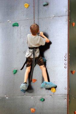 Beş yaşında bir çocuk yaz parkta kaya tırmanma dışında öğrenme. 