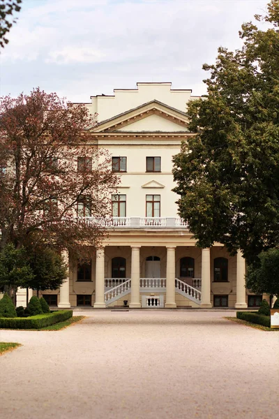 Neoklasik tarzda Hetman sayısı Kirill Razumovsky cephe