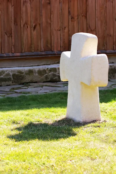 Beyaz gölge ile yeşil çim taşında çapraz