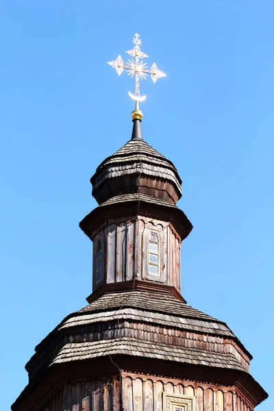 Top part of traditional wooden ukrainian church with a golden cross, cossack period — Stock Photo, Image