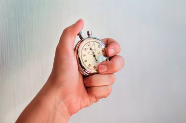 Bir kronometre holding ve zamanı Not düğmesine basarak el.
