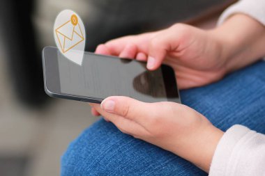 Siyah akıllı telefon kaydırma ve gelen kutusu sıfır ulaşmak için tüm e-postaları okuma kadının elinde yakın çekim