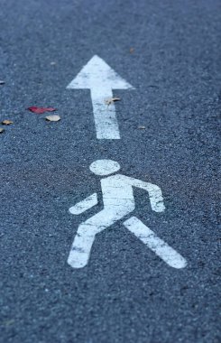 Park Lane'de yön oklu beyaz bir yaya işareti kapatmak