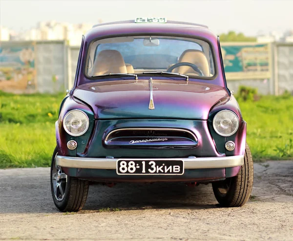 Zaz Zaporozhets, Sovjet-Oekraïens auto, authentieke unieke paarse kleur op de oude auto land retro auto festival — Stockfoto