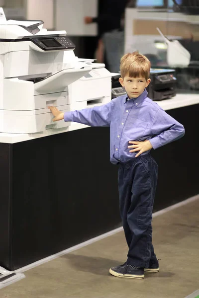 Wütender Junge, der es satt hat, darauf zu warten, dass der Drucker sein Dokument ausdruckt — Stockfoto