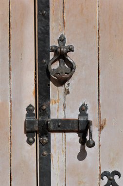 Vintage siyah metal mandal ve topuzu bej eski ahşap kapı kolu çek