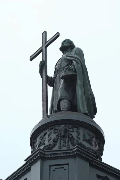 Monumento dedicado ao Príncipe de Kiev Vladimir o Grande construído em 1853. A estátua de bronze do Batizer do povo dos rus — Fotografia de Stock