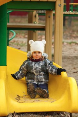 Bir kış bahçesi kayan iki yaşındaki mutlu kız