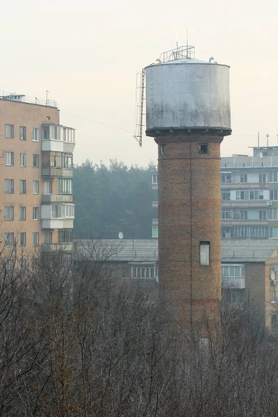 Típica Torre Agua Ucraniana Enorme Finales Otoño Mañana Brumoso Amanecer — Foto de Stock