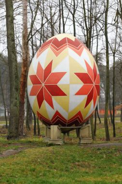 Bucha, Ukrayna - 25 Kasım 2017: Heykel bir dev Paskalya yumurta - Pysanka geleneksel Ukrayna dekoratif süs desenle