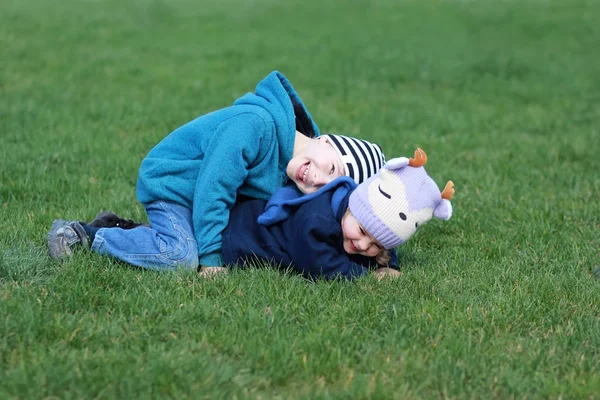 Kinder Jammern Haben Spaß Liegen Auf Dem Gras Lachen — Stockfoto