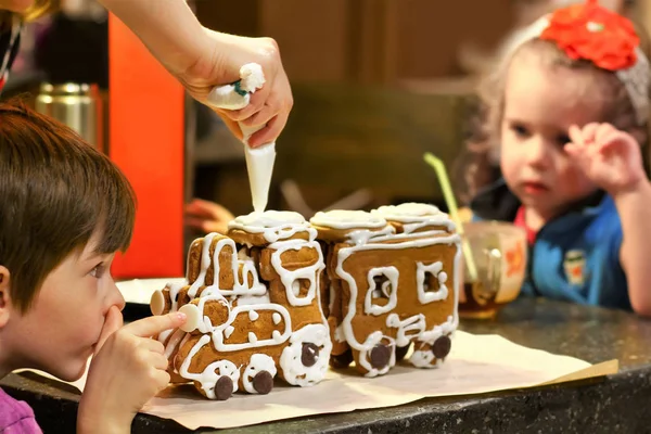 Madre Hijos Decorando Tren Navidad Pan Jengibre Casa Mesa Cocina —  Fotos de Stock