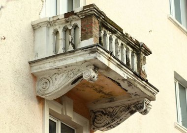 Balkon çürüme bozulma ile eski şehir merkezinde çok öykülü buiding görünür yapısal tuğla