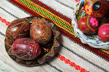 Geleneksel otantik Ukrayna boyalı Paskalya yumurtaları geleneksel işlemeli peçete veya havlu (rushnyk)
