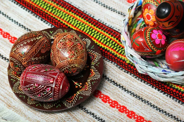 Autentickou Tradiční Ukrajinské Malované Velikonoční Vajíčka Tradiční Vyšívaný Ubrousek Nebo — Stock fotografie