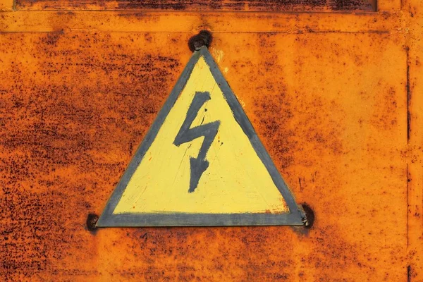High Voltage Lightning Sign Yellow Triangle Rusty Metal Door Grunge — Stock Photo, Image