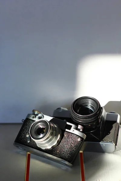 Due Fotocamere Vintage Nere Della Vecchia Scuola Assi Legno Bianche — Foto Stock