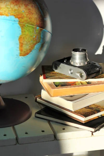 Montón Libros Una Vieja Cámara Fotográfica Globo Sobre Una Mesa — Foto de Stock