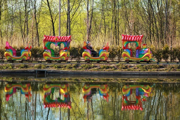 Moeder Twee Kinderen Rijden Van Een Trein Kleurrijk Carrousel Het — Stockfoto