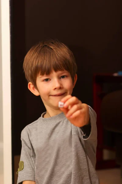 Porträtt Pojke Gjutning Tärning Ansiktsuttryck Spänning — Stockfoto