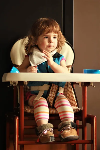 Baby Flicka Barnstol Att Hennes Mat — Stockfoto